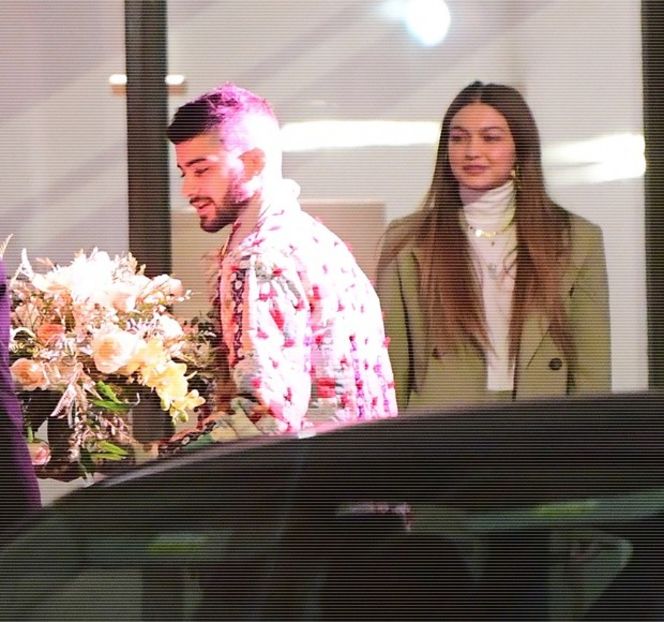 — Produce intenţionat o pauză, menţinându-şi astfel rânjetul până ce rosteşte: “Sofia.” - 04 Catching stardust in the light