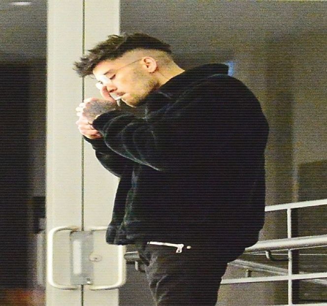 — Această dată nu mai era privit de către ea. “Eu nu vreau să pleci.” Conclude așadar în mod - 05 Loving underneath the pines