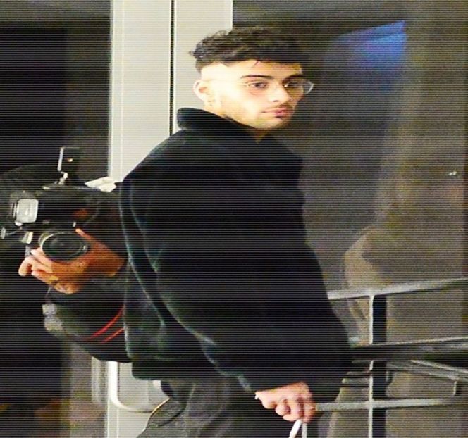 — Cu spatele până ce cu dibăcie prinde clanța ușii de care trage. Trage de aceasta până ce - 05 Loving underneath the pines