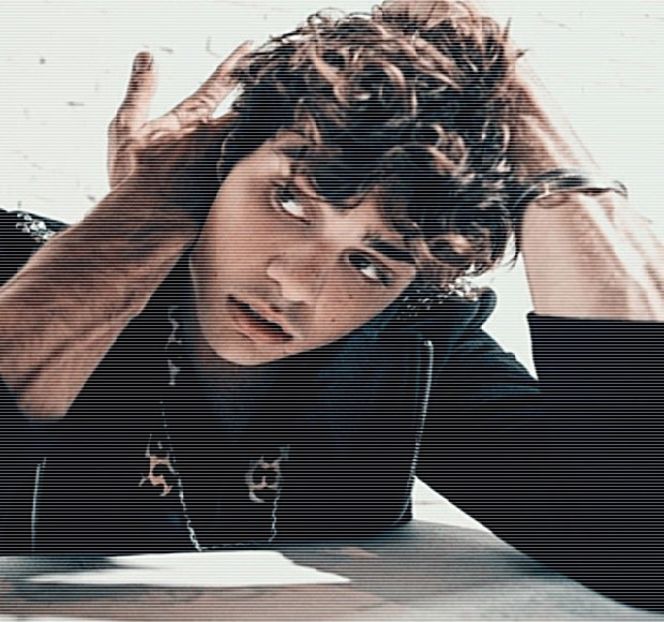 ― Preţ de câteva secunde o priveşte pe individă, analizându-i apariţia pe cât de mult posibil, - 05 Loving underneath the pines