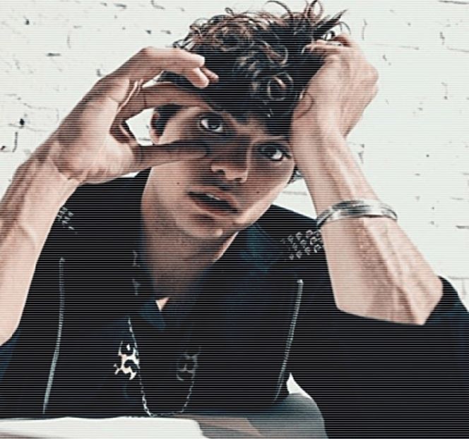 ― Umerii şi-i înalţâ preţ de câteva secunde, gest ce-i iniţiază astfel vorbele. “Îmi inspiri un - 05 Loving underneath the pines