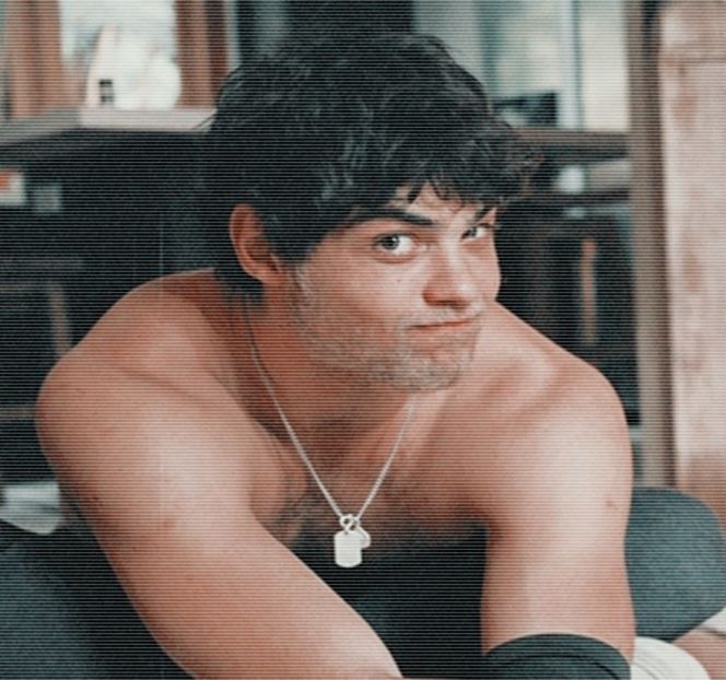 — Inevitabil corpul său începe să producă mişcări aproape identice ei, pe ritmul melodiei, - 05 Loving underneath the pines