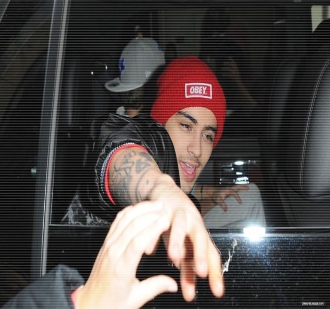 — Înfăţişa pe cei doi, nu îi oferea respectiva uşurinţă în manifestarea acţiunii. Privirea începe - 05 Loving underneath the pines