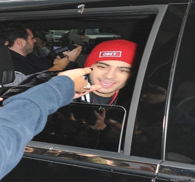 — La scurt timp. Prin paşi apăsaţi diminuează distanţa dintre locul său şi cel al celor doi, - 05 Loving underneath the pines