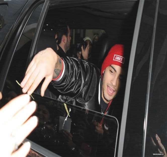 — Prin încruntătura care i se înfăţişează pe chip, îl priveşte ţintă pe acesta, până ce respectivul - 05 Loving underneath the pines