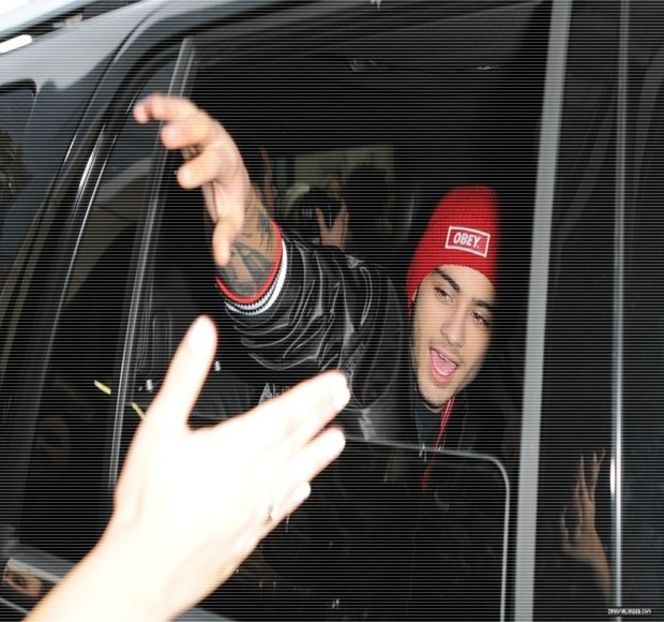 — Cu faţa spre şatena care, în respectivele clipe, îi întinsese nervii la maxim. “Ce crezi - 05 Loving underneath the pines