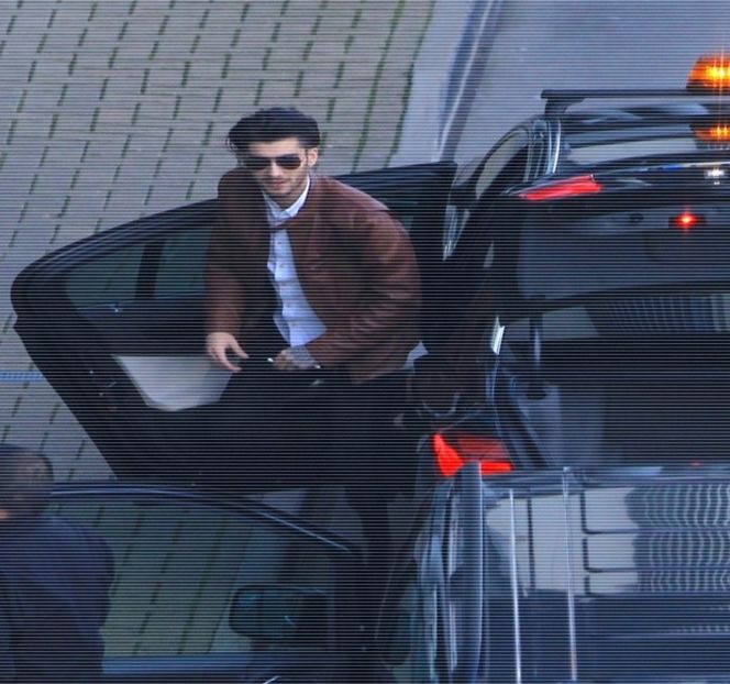 — Din nou, repetând cuvintele, “în regulă”. Pufneşte automat, iar braţele şi le înalţă pe de o - 05 Loving underneath the pines