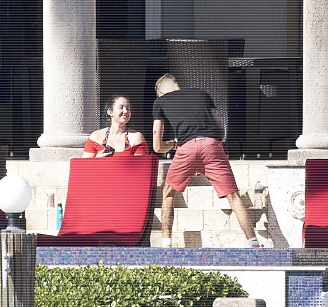 — Maniera în care mestecă respectivul dumicat devine din nou una lentă, sesizând brusca ei - 05 Loving underneath the pines