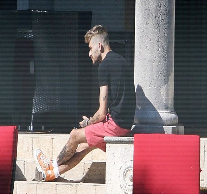 — Pentru a crea o frecare, privind automat spre masă, loc pe care se mai aflau și alte preparate. - 05 Loving underneath the pines