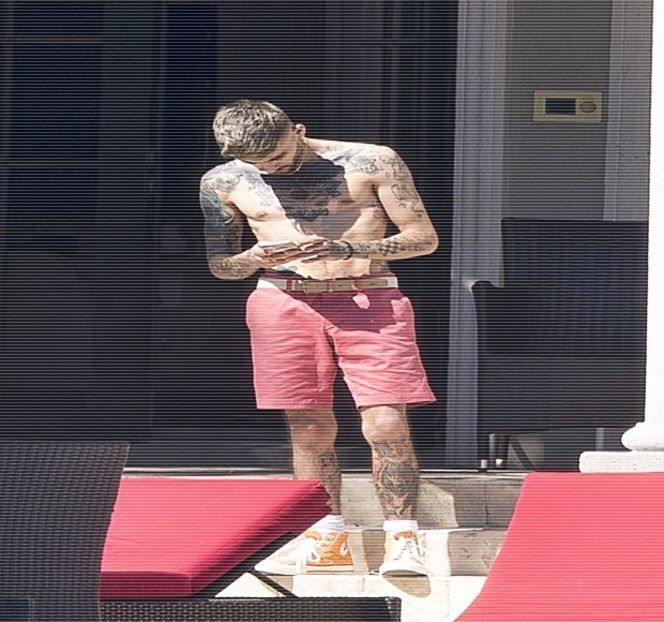 — Pe proprietatea acestora, fiindu-i posibil acest fapt datorită inexistenței gardurilor în cartieru - 05 Loving underneath the pines