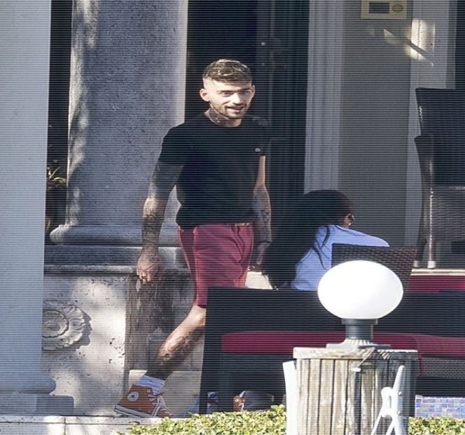 — Frigul deja se lăsase. Întrebarea legată de proprii-i săi părinţi îi acordă un moment de - 05 Loving underneath the pines