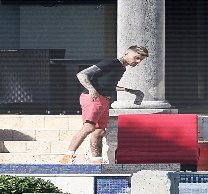 — Căci cu ajutorul palmei celuilalt susţinea încă tava. “Aş putea spune acelaşi lucru şi despre - 05 Loving underneath the pines