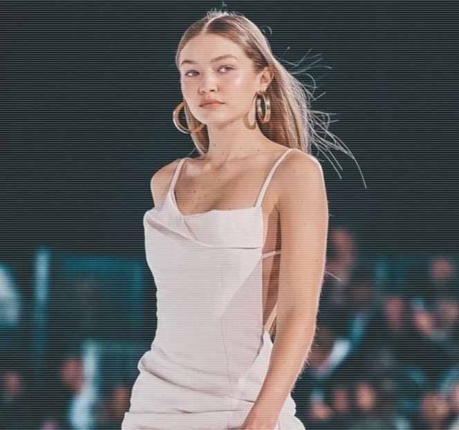 — Aşezată pe unul dintre scaunele din piele aflate în jurul mesei, se apleacă după unul dintre - 05 Loving underneath the pines