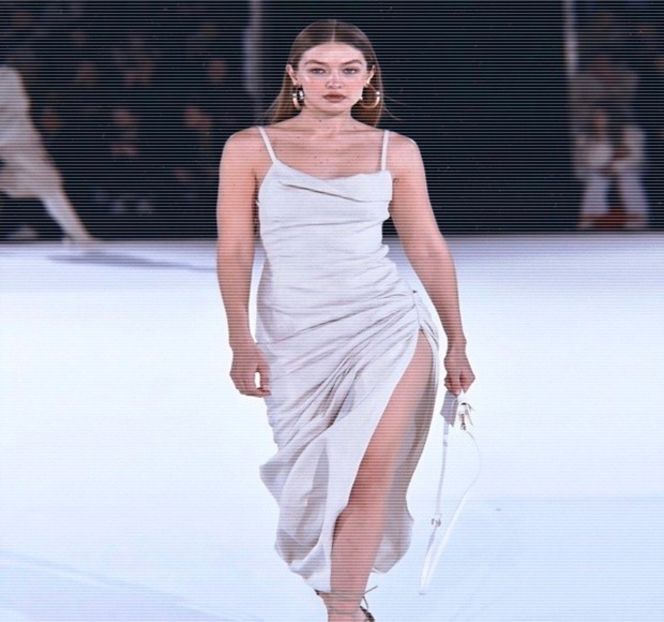 — Pe moment, ba chiar ruptă cu totul din peisaj, căci nu prea îi ardea de vreo petrecere - 05 Loving underneath the pines