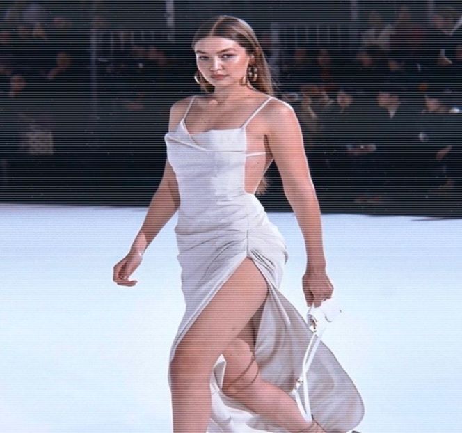 — Tuşind de câteva ori înainte de a se ridica brusc de la masă, cerându-şi totuşi scuzele - 05 Loving underneath the pines