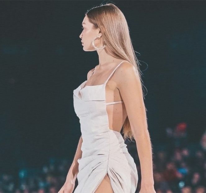 — În drumul său spre baie. La vederea acestuia, adevărul o loveşte din plin, o simplu oftat - 05 Loving underneath the pines