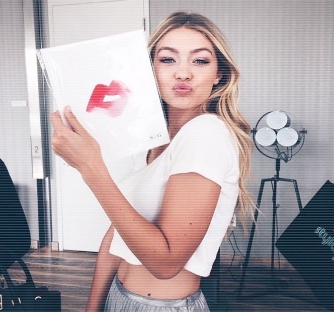 — La parter, în următoarele secunde singurul său interes fiind oglinda, cea în dreptul căreia se - 05 Loving underneath the pines