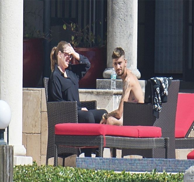 — Înainte de a saluta printr-un “bună seara” ceilalţi invitaţi. Preţ de câteva secunde alege să - 05 Loving underneath the pines