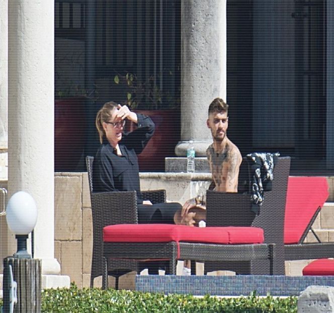 — Ca cei doi să-şi preia locurile, alte trei rămân libere: două pe o parte şi unul pe cealaltă. - 05 Loving underneath the pines