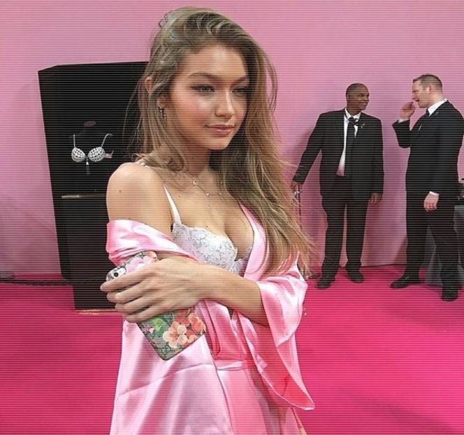 — Aflată de câteva minute în baia respectivă, constată că, la urma urmei nu putea petrece - 05 Loving underneath the pines