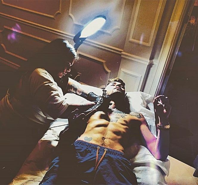 — Îl împiedică se dovedeşte a fi aspectul ei, căzând parcă într-o transă. Iniţial, răspunsul lui - 05 Loving underneath the pines