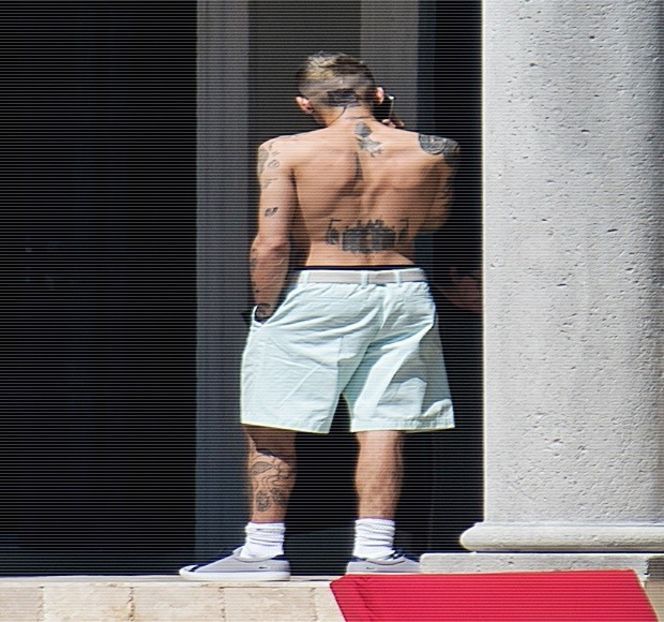 — Din urmă un zâmbet, încuviinţează instinctiv, rostind: “Bună,” chiar înainte de a-şi trage - 05 Loving underneath the pines