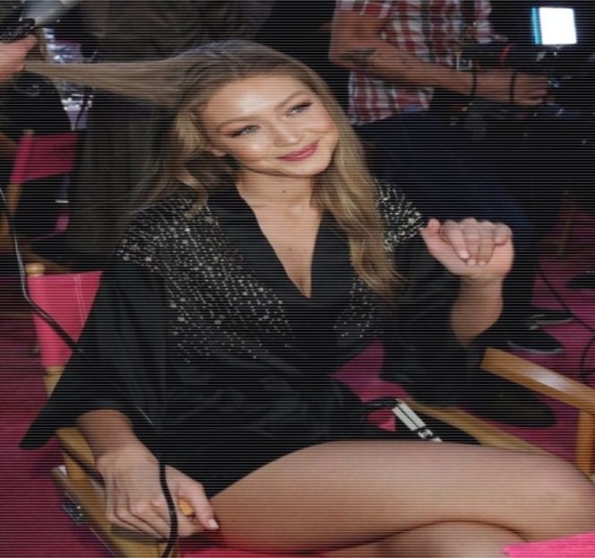 — Reacţiei propriu-zise, precum şi a rânjetului specific, un zâmbet şters îşi pune amprenta - 05 Loving underneath the pines