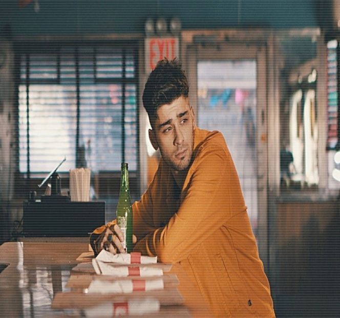 — Constant, aflat în căutarea aceleiaşi prezenţe intrigante. Asta, până în clipa în care sesizează - 05 Loving underneath the pines