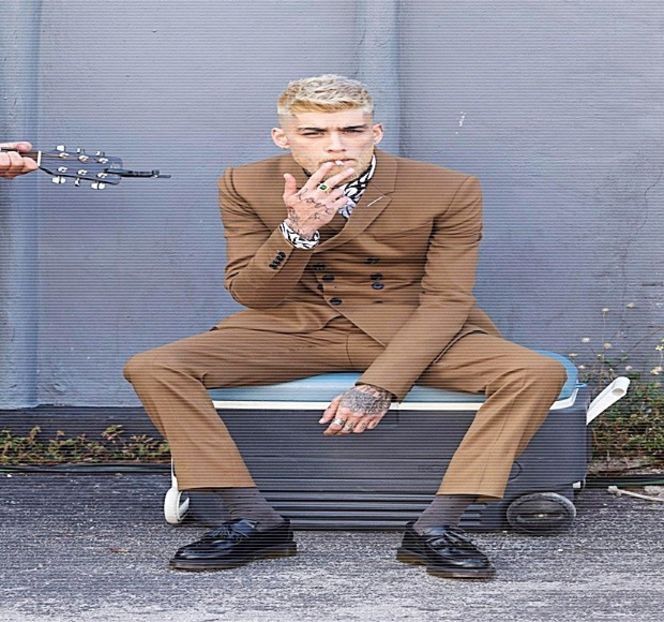 — Promițător, rânjetul său tipic preia conturului buzelor, constatând că forma ei de adresare - 05 Loving underneath the pines