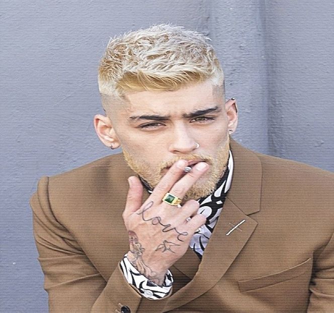 — Numele în întregime, printr-o tonalitate care ar fi oferit impresia unei completări. În schimb, - 05 Loving underneath the pines