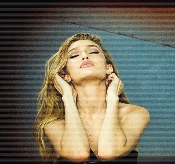 — precedentă, orice încercare de a interveni îi este oprită de inițiativa - 05 Loving underneath the pines