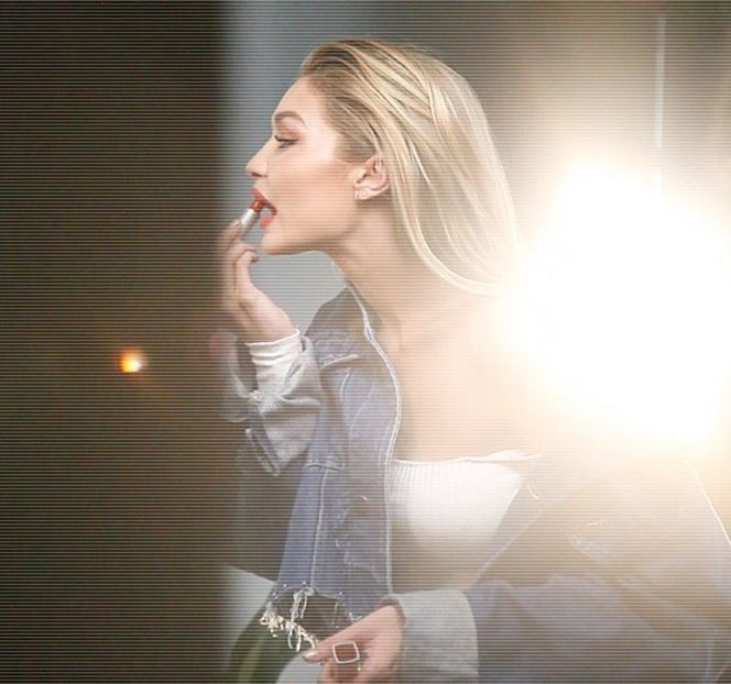 — preț de o fracțiune de secundă, atunci când constată că acesta o - 05 Loving underneath the pines