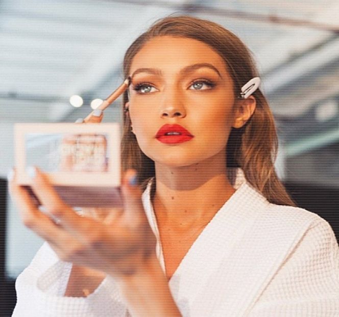 — totodată de pe treapta respectivă și coborând alte câteva în direcția lui. - 05 Loving underneath the pines