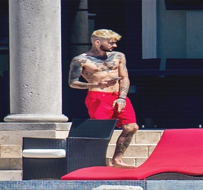 — Respectivele trepte care îi despărțeau, oprindu-se chiar pe cea de dinaintea ei, prilej - 05 Loving underneath the pines