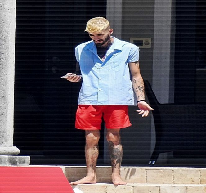 — Brusca ei întoarcere și atingerea firelor de fața proprie îi produc închiderea pleoapelor timp de - 05 Loving underneath the pines