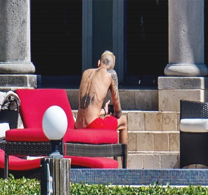 — Fără a-i elibera brațul, urcând acele trepte în urma sa. Abia atunci palma și-o retrage iar - 05 Loving underneath the pines