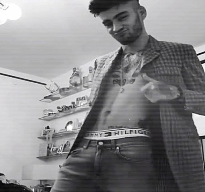 — De îndată ce Gigi recurge la coborârea treptelor, alege să-şi concentreze atenţia în - 05 Loving underneath the pines