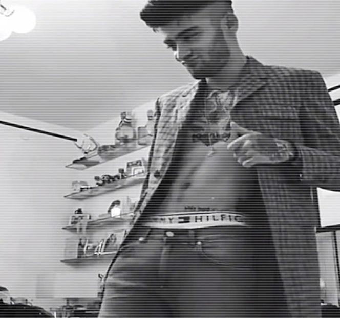 — Iar privirea lui fuge în mod constant de pe ochii blondei, pe buzele ce încă se mişcau pe - 05 Loving underneath the pines