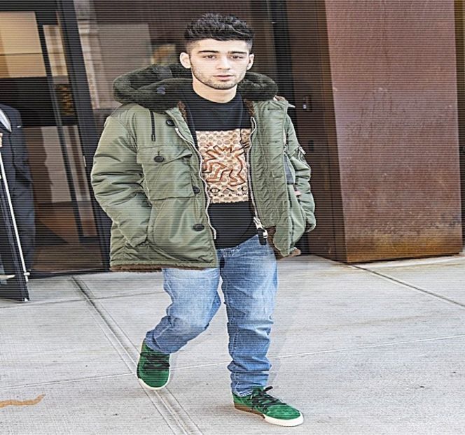 — Tău de telefon. Ce zici?” În final, reușește să-și imprime seriozitatea pe chip. Dar totuși, - 05 Loving underneath the pines