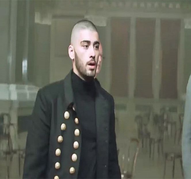 — Astfel intențiile. Abia atunci palma i-o eliberează chiar dacă înainte i-o strânge ușor. - 05 Loving underneath the pines