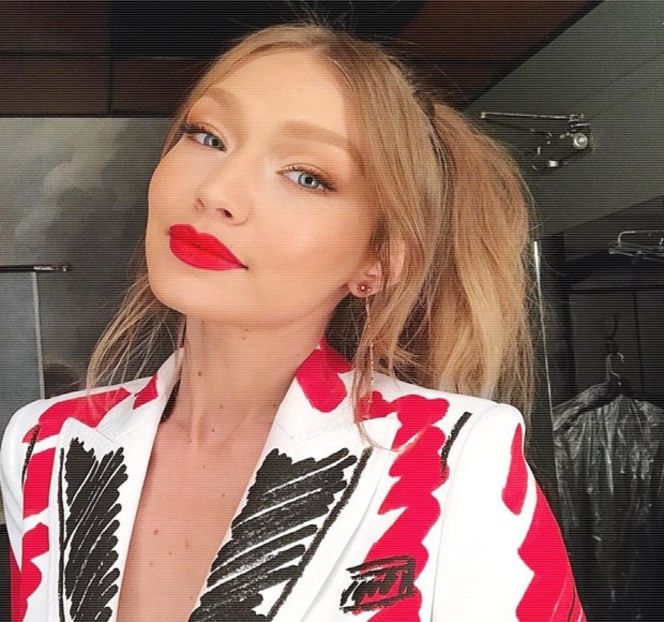 — Precedente, îi comunică: „Aşa că, încetează cu prostiile şi cu jocul tău stupid. Ştiu ce - 05 Loving underneath the pines