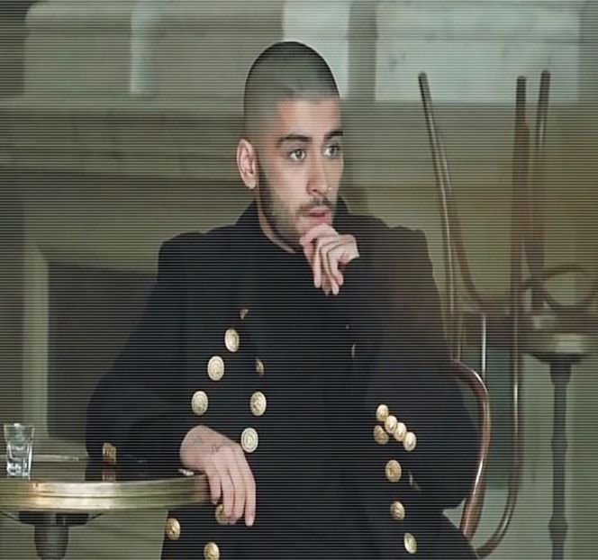 — În acel moment. Ulterior, când privirile li se întâlnesc din nou, rosteşte: “Ai putea-o face.” - 05 Loving underneath the pines