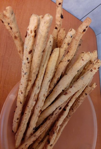 Grisine cu telemea, ceapă,  boia dulce, usturoi și măsline. - Culinar 4