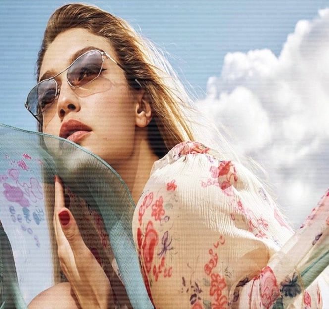 — Instinctiv, rezemată fiind de peretele din spatele său, ochii îi coboară undeva în jos, - 05 Loving underneath the pines