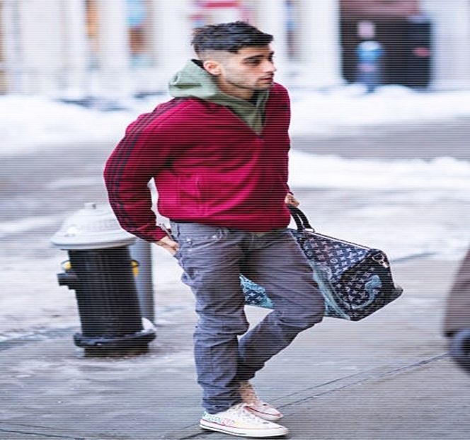 — Îşi prinde telefonul din mâna acesteia, dar atunci când îi ajunge introdus înapoi în buzunar, - 05 Loving underneath the pines