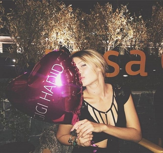 — Ce se gândeşte la o reacţie potrivită. Astfel, se ridică, păşind alene prin cameră, în cele - 05 Loving underneath the pines