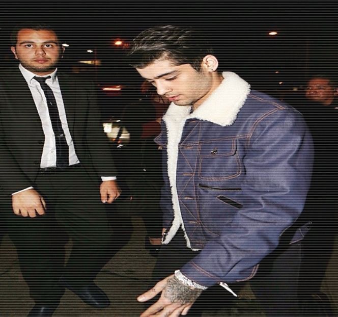 — Iarăşi lipit de speteaza scaunului, se simte nevoit s-o reprivească pe blondă, preluând treptat - 06 Gave me bullets to my heart!