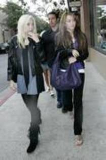 SQJXAFDYKWGHIUXLJRC[1] - miley and friend