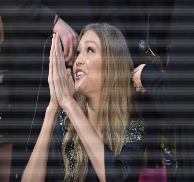 — față cu acesta. Instant, contactul vizual ajunge existent, completându-și vorbele: “Bine, gata cu - 06 Gave me bullets to my heart!