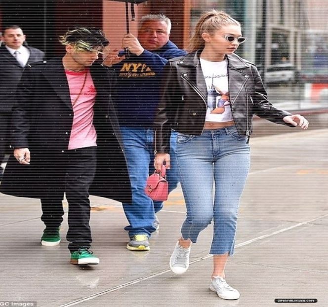 — Expresia preluată anterior are parte de o nouă schimbare, pe buzele sale făcându-și - 06 Gave me bullets to my heart!